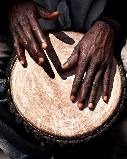 Manos tocando un tambor ka