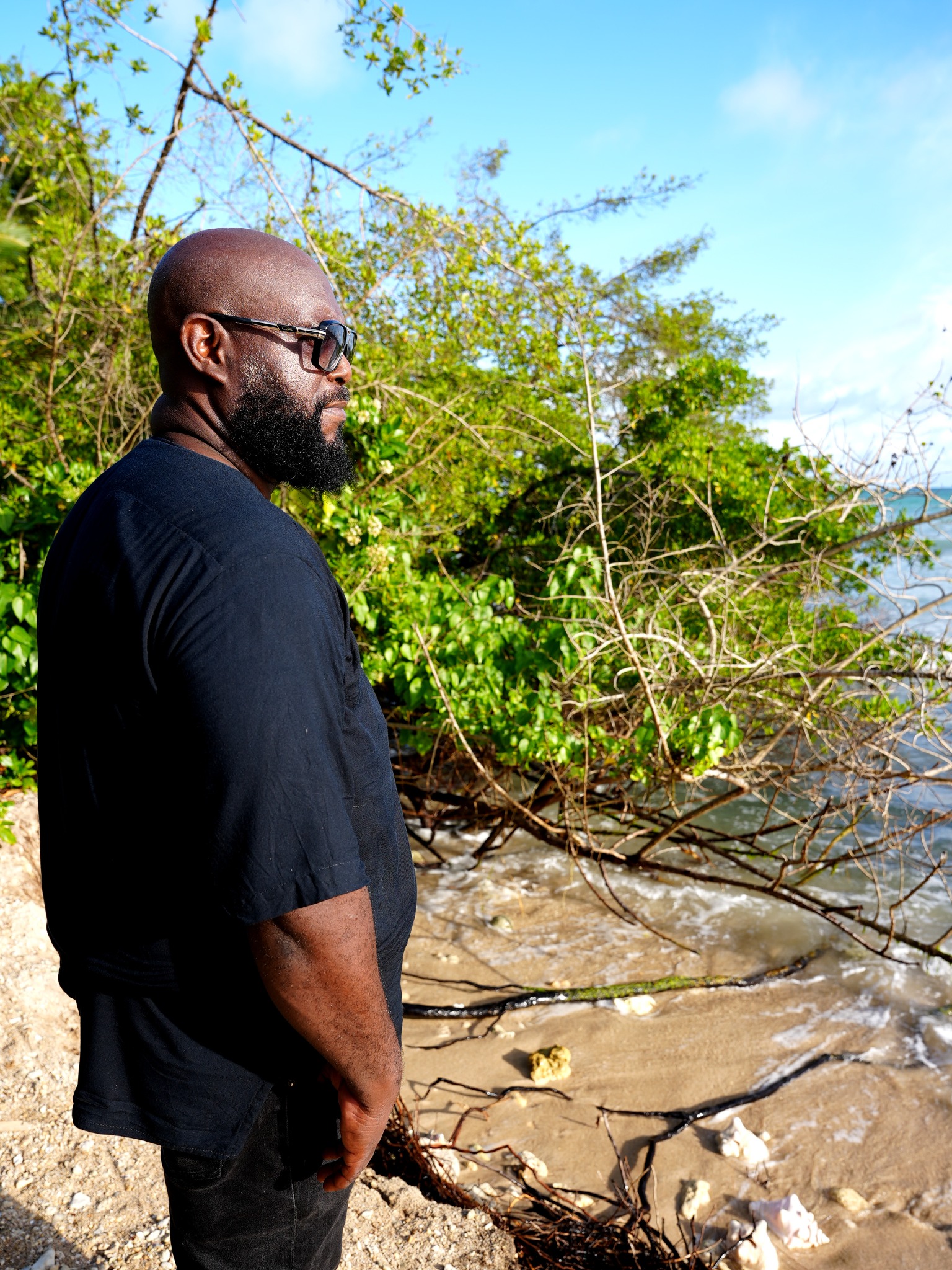 Jean-Michel SAMBA de perfil al aire libre