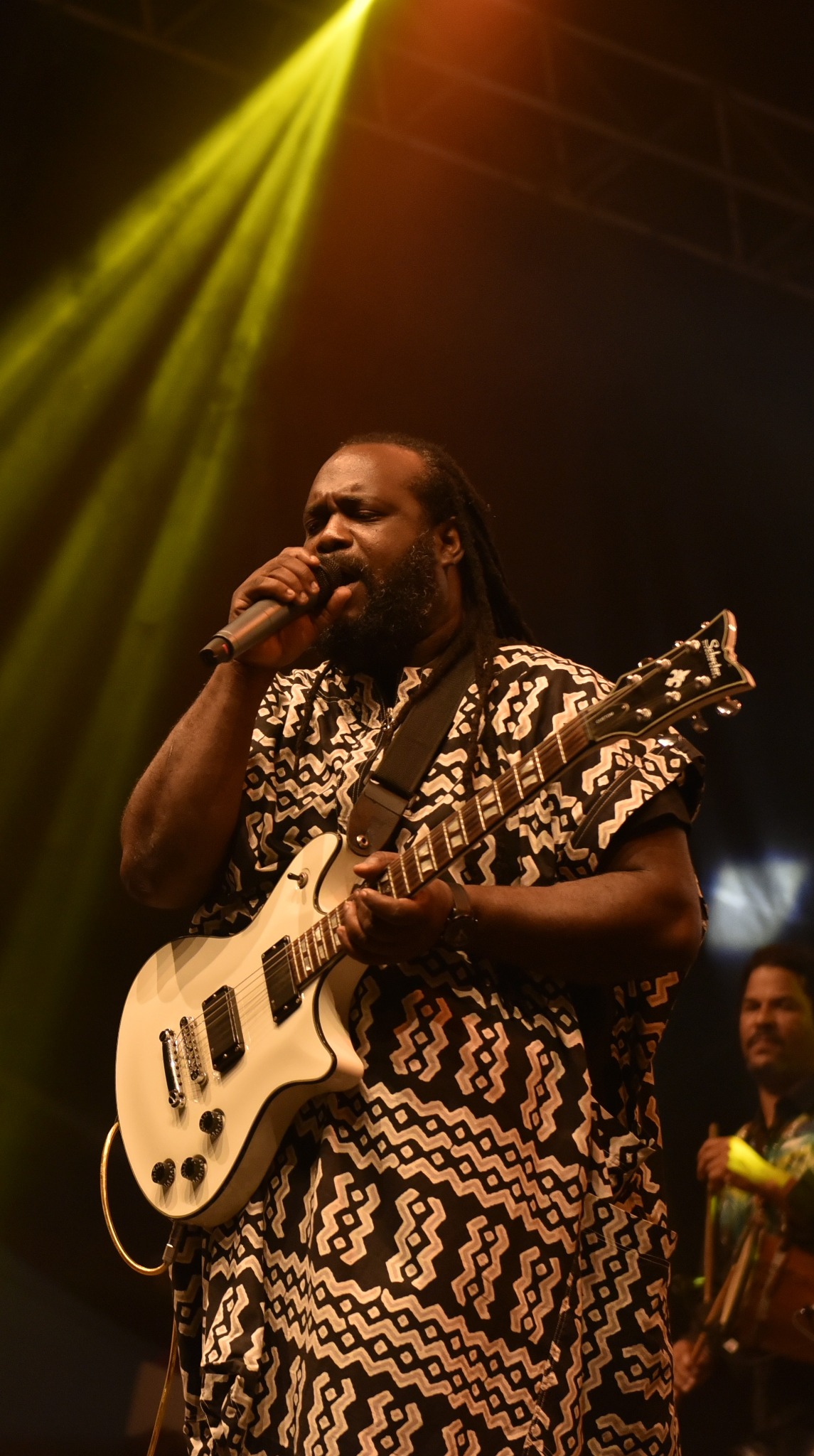 Jean-Michel SAMBA a la voz y la guitarra