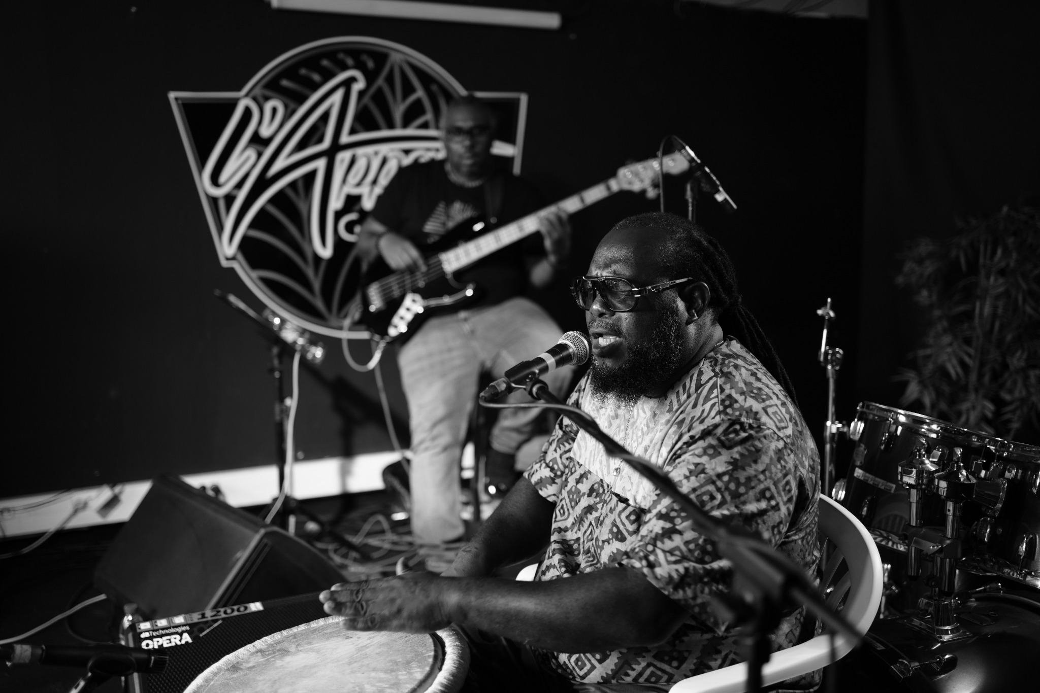 Jean-Michel SAMBA a las percusiones — blanco y negro
