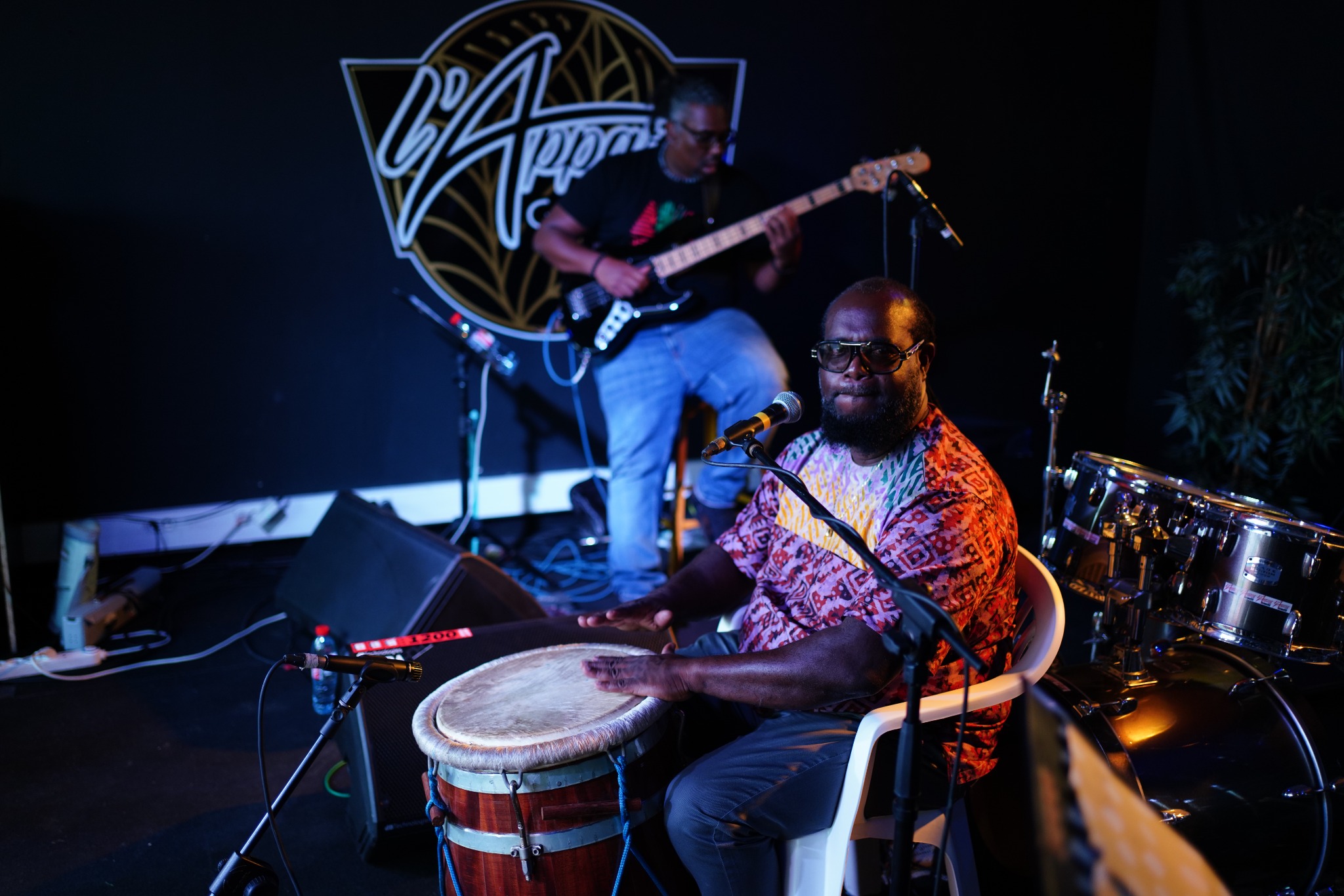 Jean-Michel SAMBA a las percusiones en el escenario